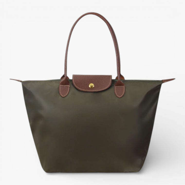 Elegant women's luxury shoulder bag, perfect for everyday fashion with a secure zip.