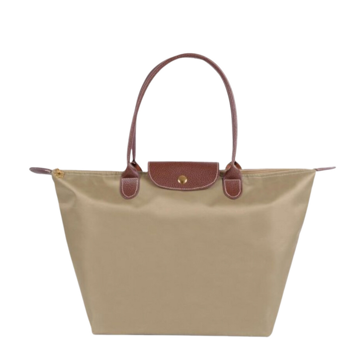 Spacious women's luxury shoulder bag, ideal for travel, with a secure zip and stylish design.