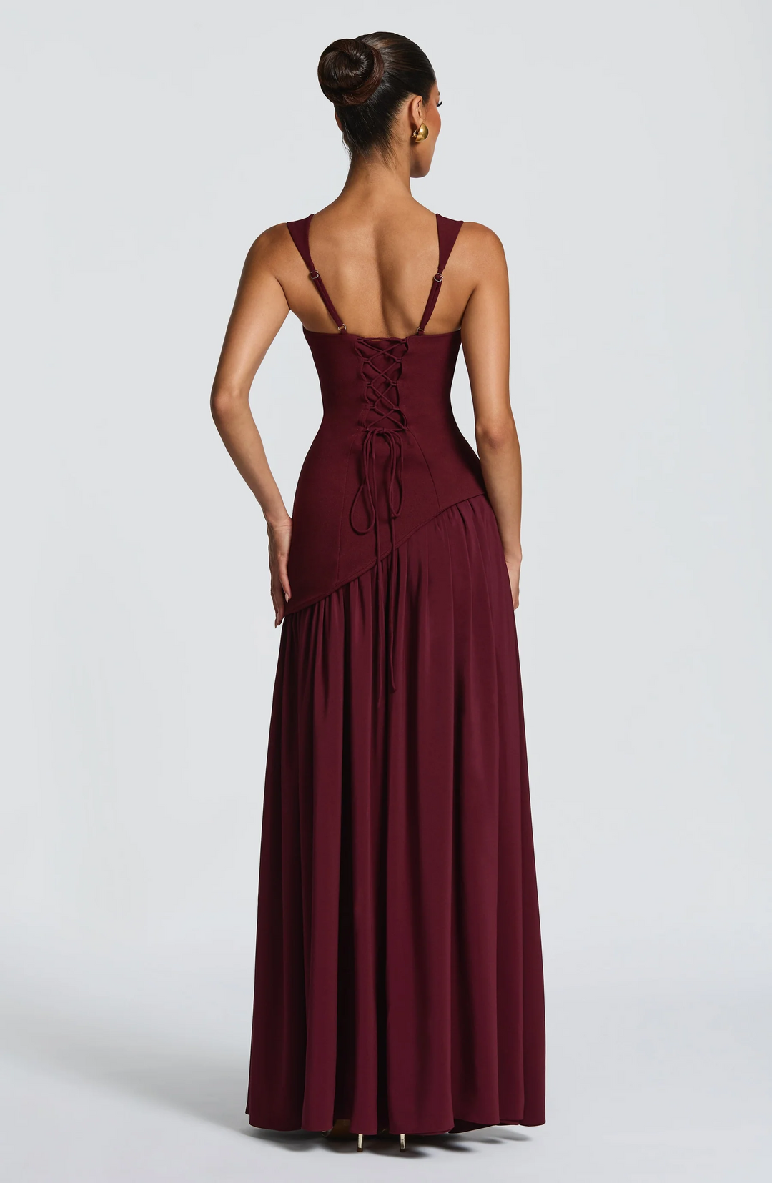 Elegant women's maxi dress, flowy and long, ideal for evening wear, vacations, or casual summer outfits.
