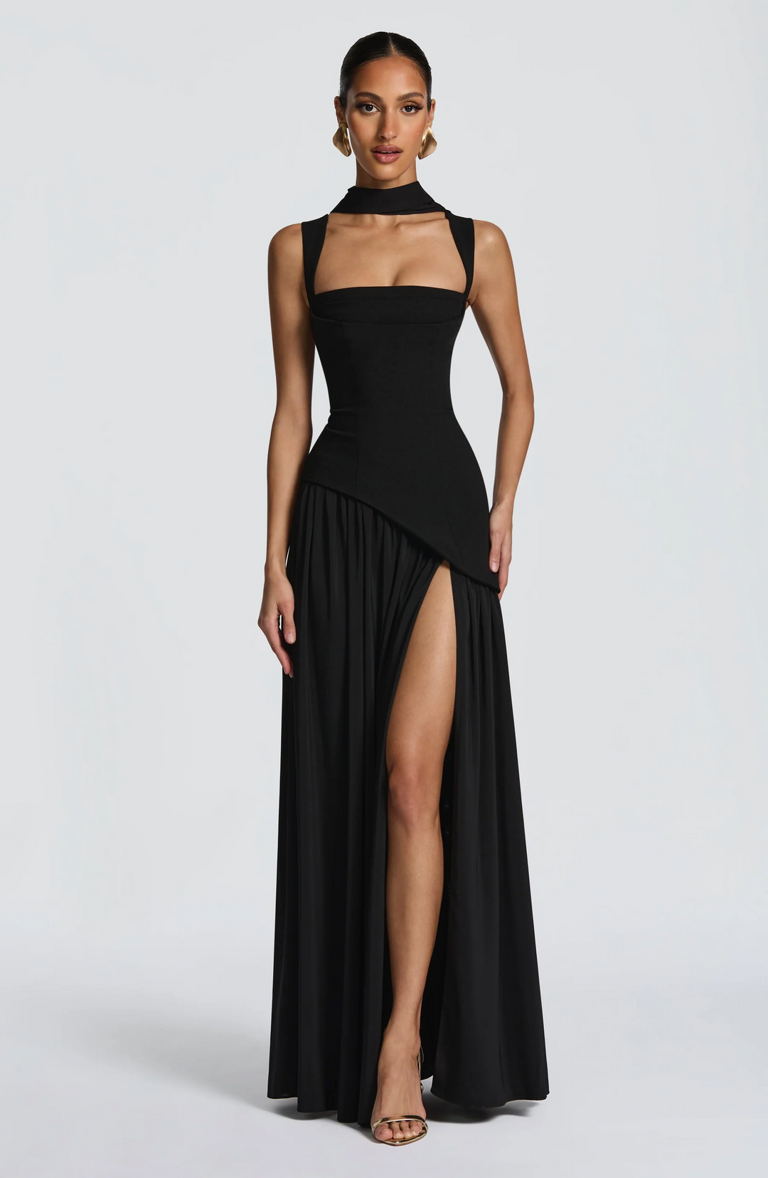 Versatile women's maxi dress featuring adjustable straps for a custom fit, suitable for casual or dressy occasions.