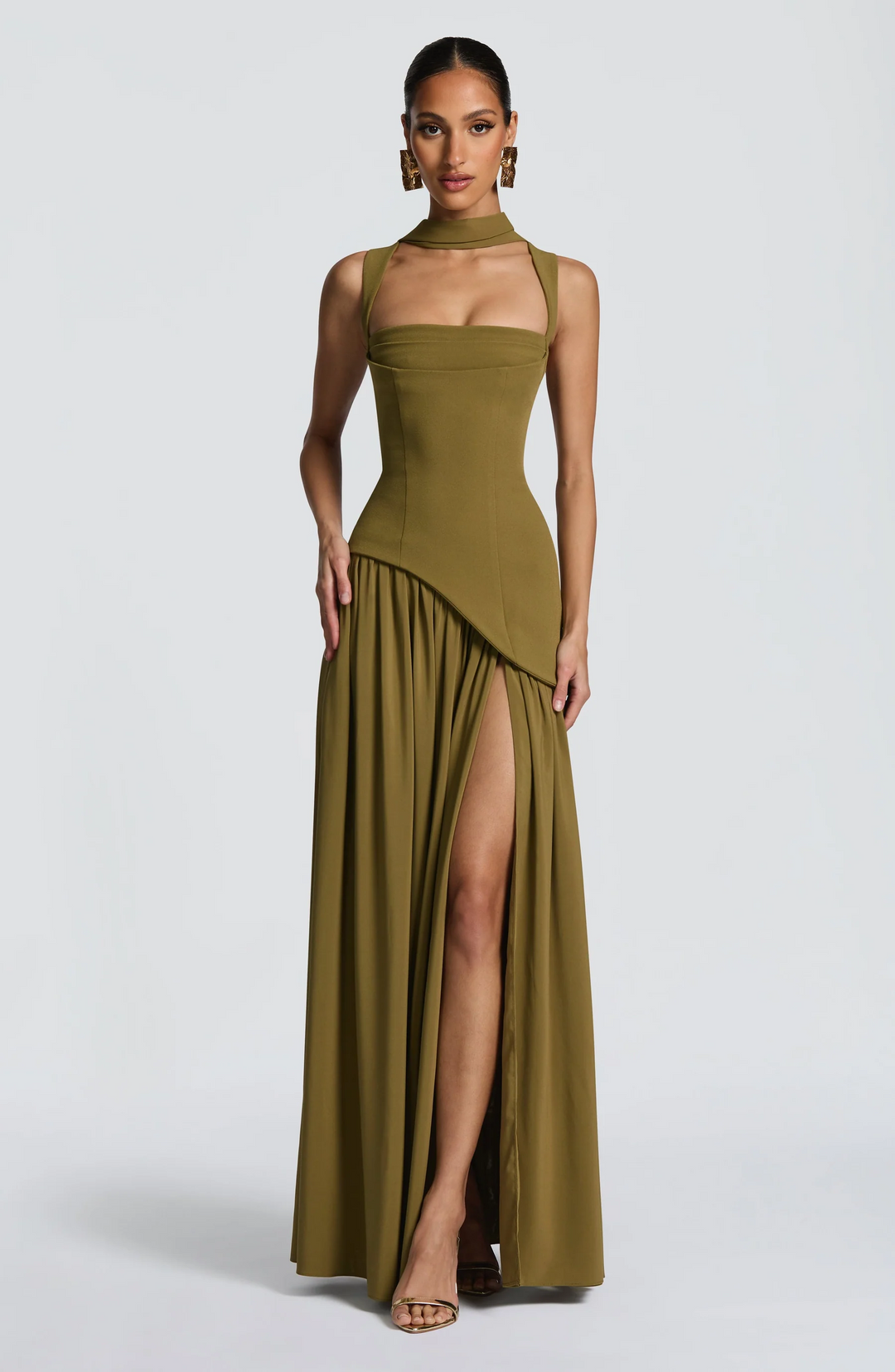Flowy women's maxi dress with adjustable straps, providing relaxed comfort and an elegant silhouette for any event.