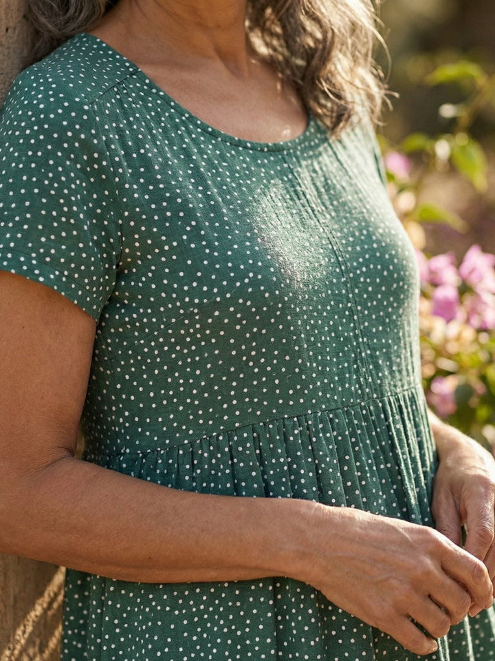 Women's comfortable flowy dotted casual dress, short sleeve, knee-length, ideal for everyday summer outings.