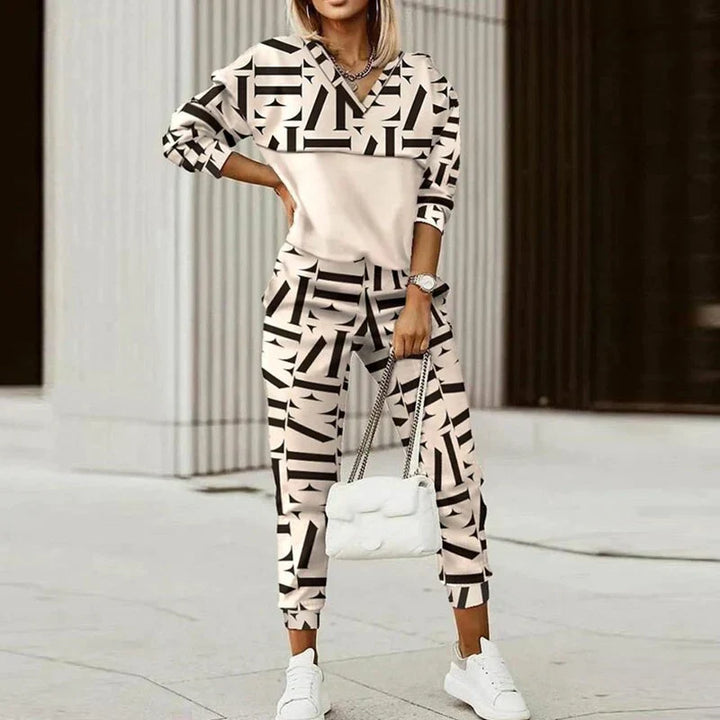 Stylish women's activewear tracksuit featuring a modern patterned design and a practical zipper top. Casual & comfy.