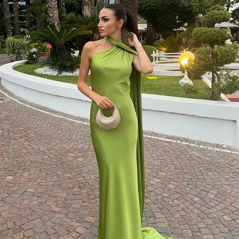 Draped one-shoulder maxi dress for women, backless, an elegant party dress.