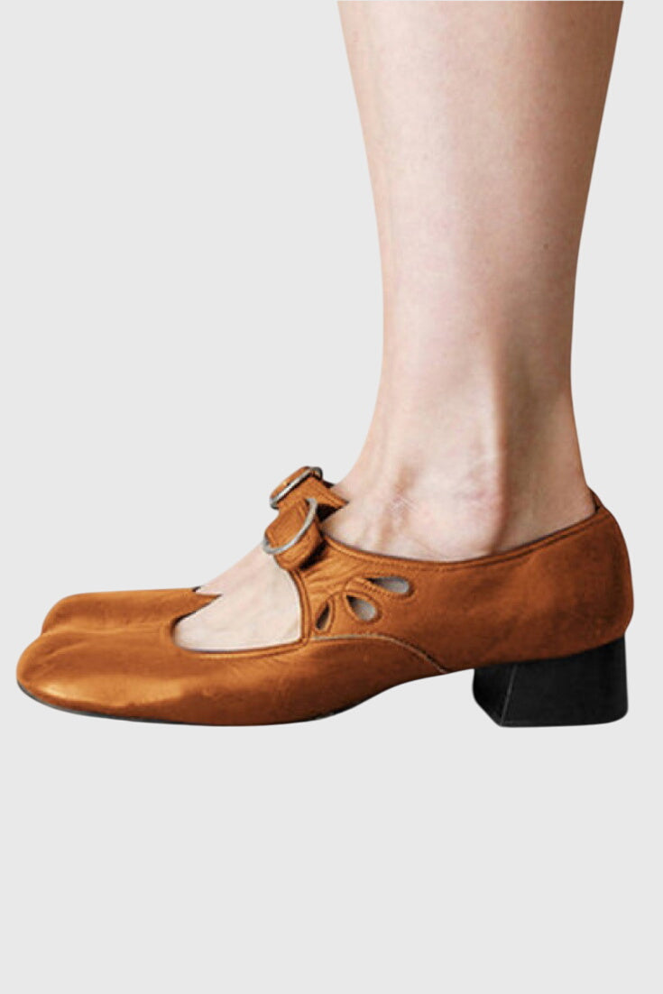 Women's summer footwear: adjustable comfort sandals with orthopaedic arch support for active days.