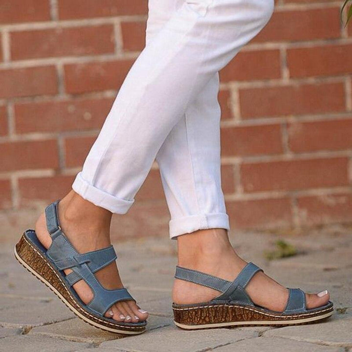 Comfortable women's orthopaedic platform sandals, open-toe design with arch support & adjustable strap for casual summer wear.