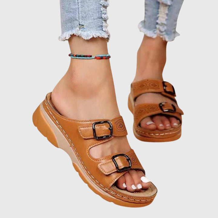 Casual women's wedge sandals with orthopaedic arch support & memory foam, perfect for comfortable summer days.