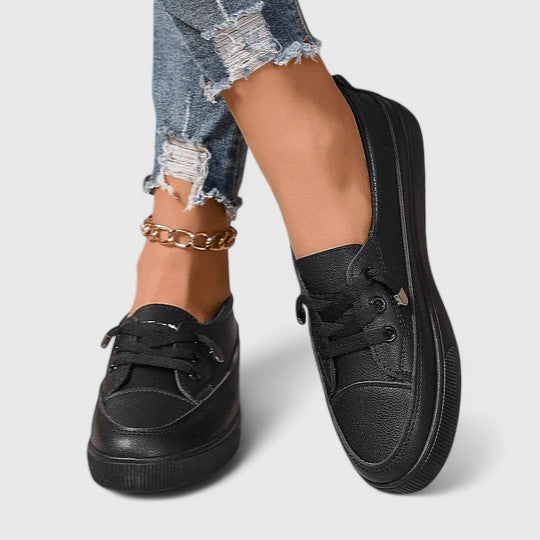 Chic women's orthopaedic sneakers featuring a modern design and advanced foot support technology.