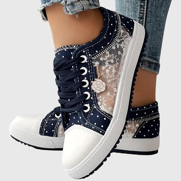 Close-up: Orthopaedic sole of women's trainers, showcasing arch support and comfort technology.