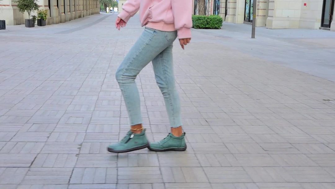 Women's sneakers with wide fit, ergonomic design, and orthopaedic arch support.