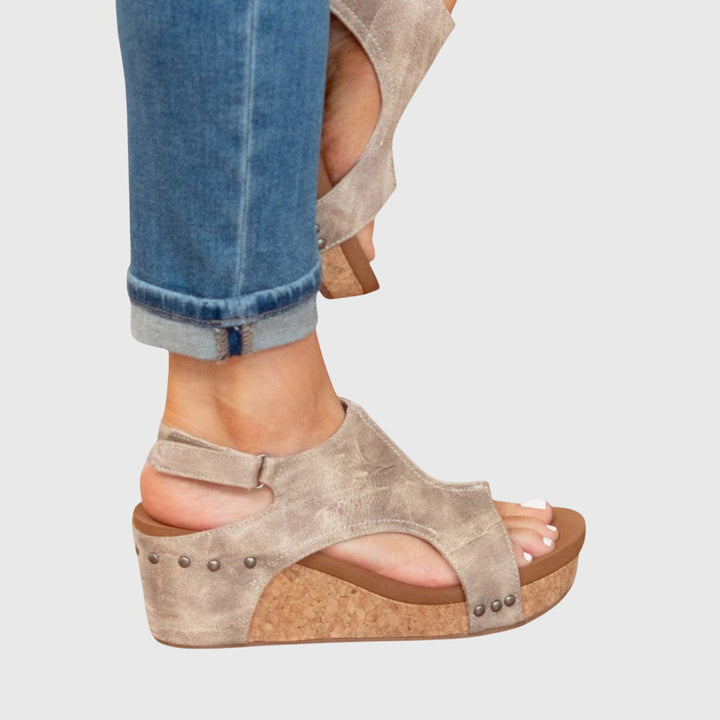 Versatile women's orthopaedic sandals with arch support, perfect for casual and elegant outfits.