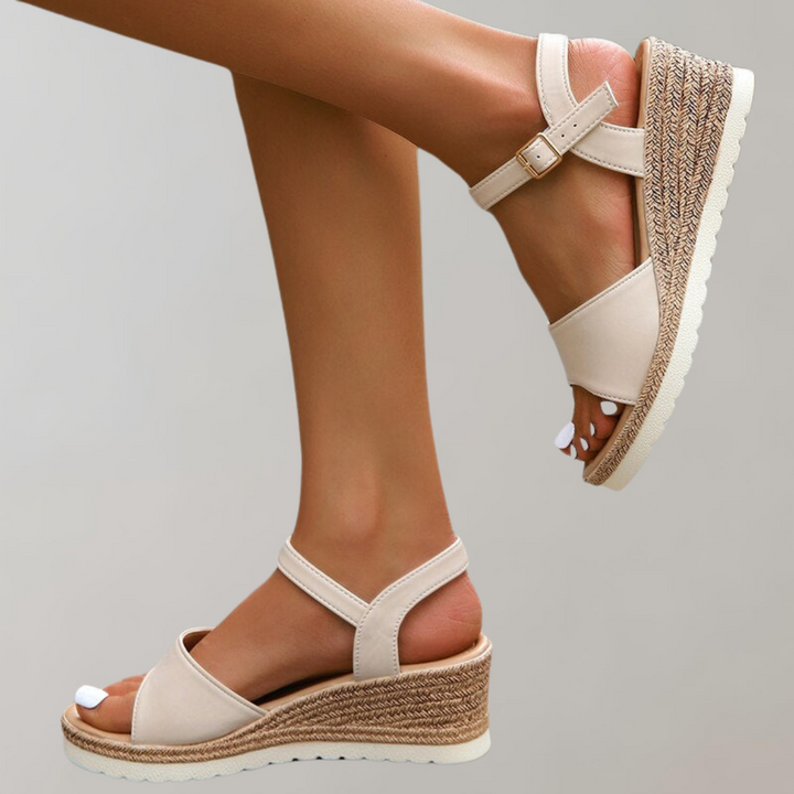 Versatile women's summer sandals with adjustable straps, ideal for travel.