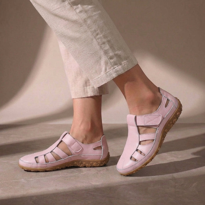 Casual women's orthopedic sandals, closed-toe & adjustable straps for active summer comfort & support.