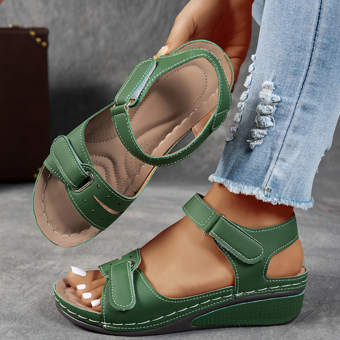 Casual women's orthopedic sandals, adjustable straps, supportive design for all-day comfort & summer style.