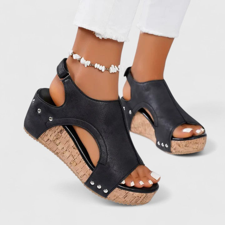 Orthopedic walking sandals for women, providing arch support & foot pain relief. Perfect for summer.