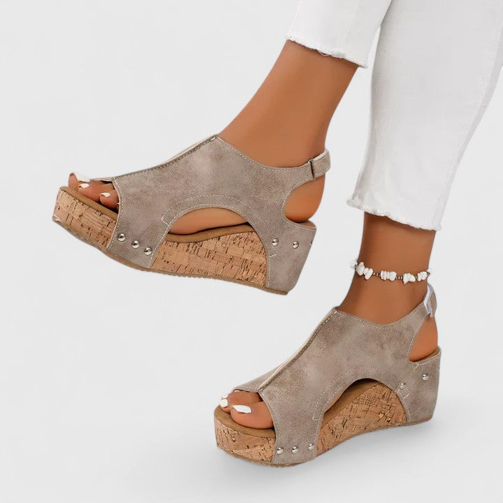 Women's casual comfort sandals with robust arch support for pain relief & improved posture. Wide fit.