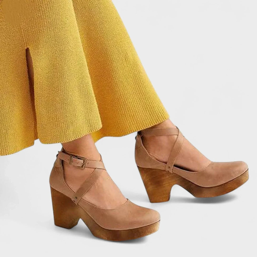 Fashionable women's orthopedic platform sandals, closed-toe for support, ideal for all-day comfort.