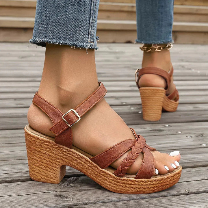 Women's orthopedic platform sandals, ideal for walking; offering all-day comfort and a fashionable summer look.