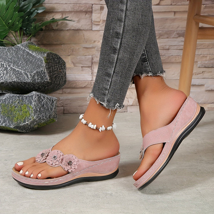 Stylish women's casual sandals with adjustable straps & arch support. Great for daily wear & summer comfort.