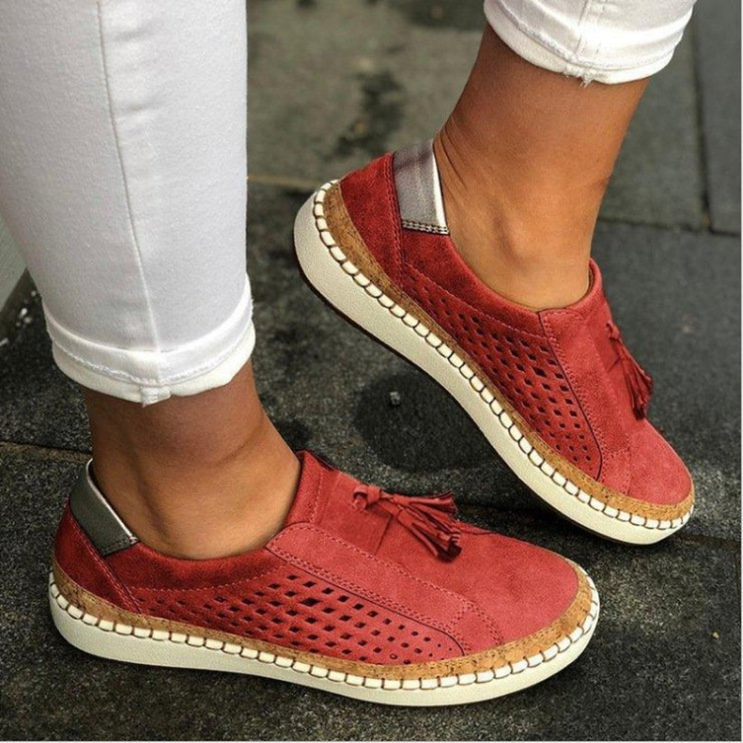 Stylish women's comfort slippers, slip-on design for easy wear, providing excellent arch support & relief.