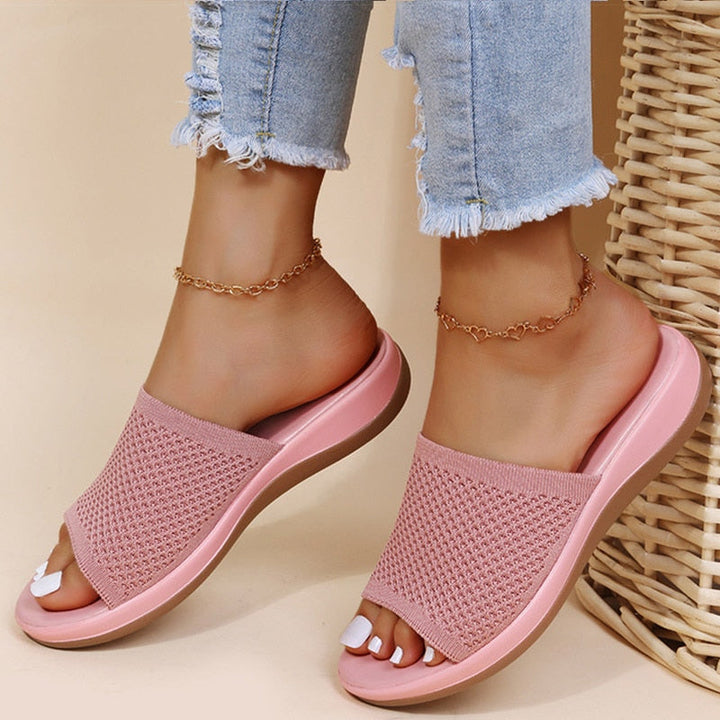 Casual women's open-toe slide slippers with adjustable straps, perfect for summer and beach comfort.