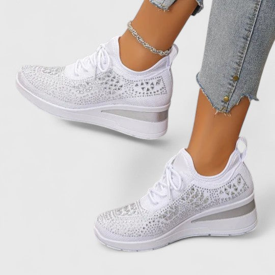 Orthopedic women's shoes with a wide toe box, ensuring comfortable fit and support all day.