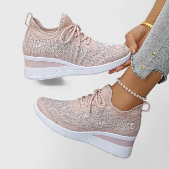 Ergonomic women's walking sneakers, combining arch support with a stylish and comfortable design.