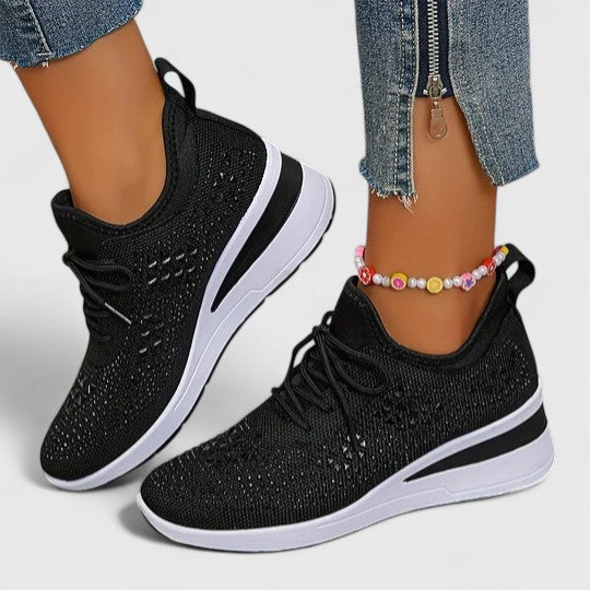 Comfortable women's sneakers with superior arch support, ideal for long walks and daily wear.