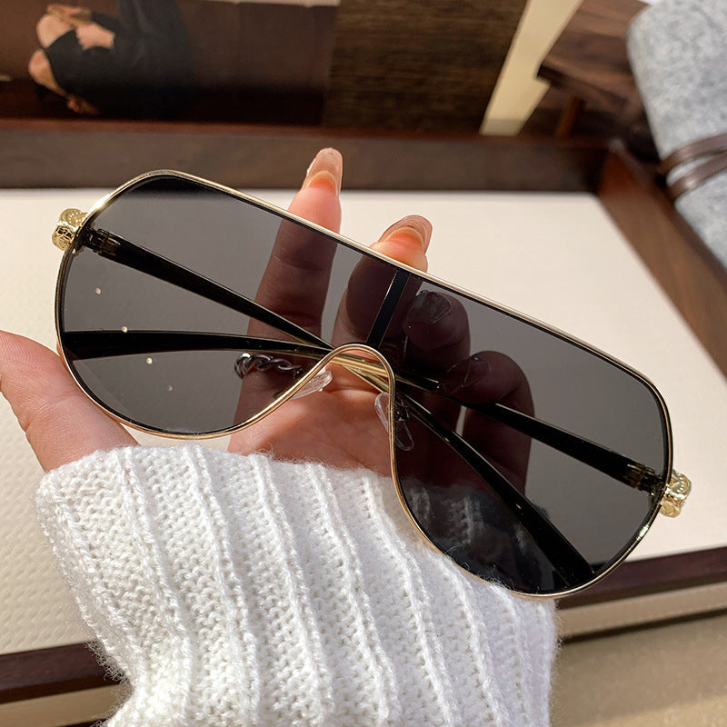 Chic women's oversized aviator sunglasses offering strong UV protection, perfect for stylish summer accessories.
