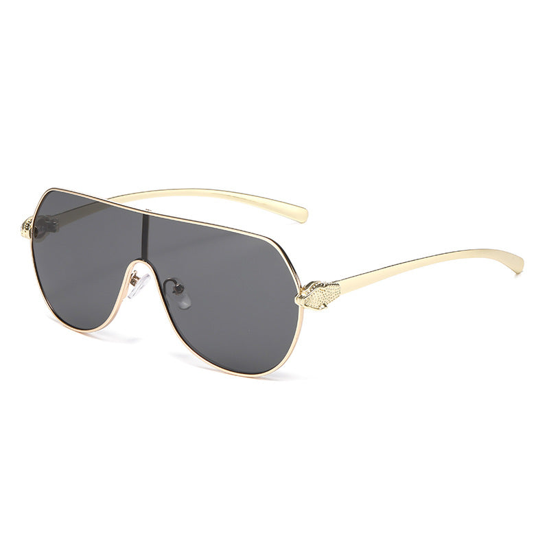 Stylish women's oversized aviator sunglasses, a must-have summer accessory with excellent UV protection.