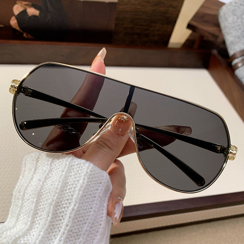 Women's oversized aviator sunglasses, ideal for daily wear, combining fashion eyewear with UV protection.