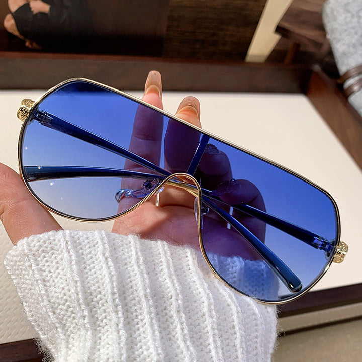 Protect your eyes with these stylish women's oversized aviator sunglasses, featuring strong UV protection.