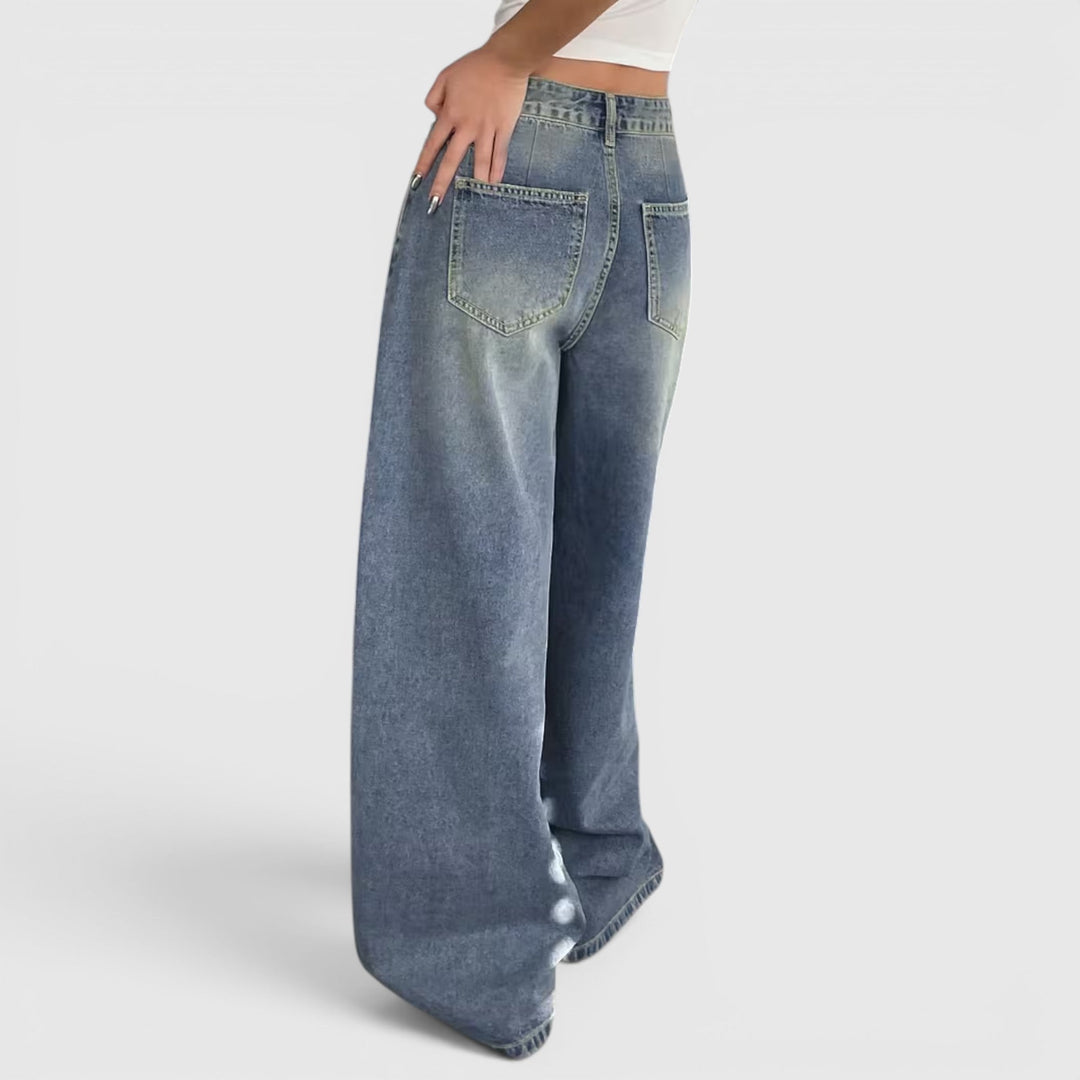 Trendy women's oversized baggy pants, wide leg, floor length, suitable for streetwear and vintage fashion.