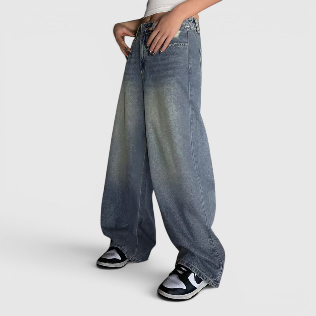 Casual women's oversized baggy pants, comfortable loose fit, floor length, perfect for a relaxed style.