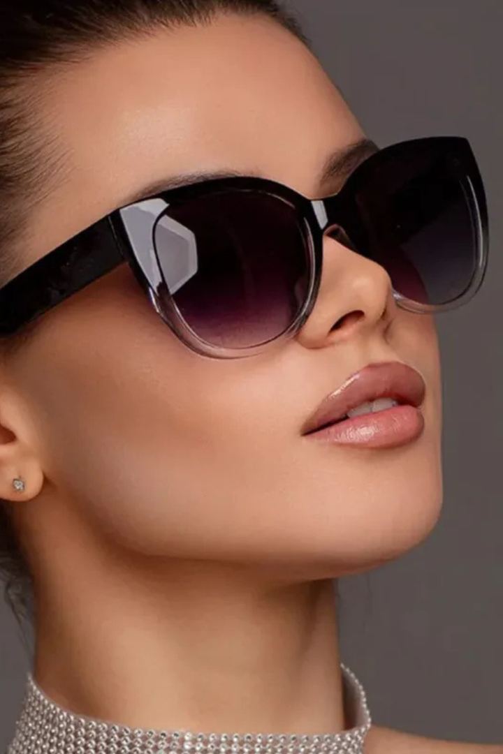Stylish women's oversized cat-eye sunglasses featuring gradient lenses for chic sun protection and fashion.