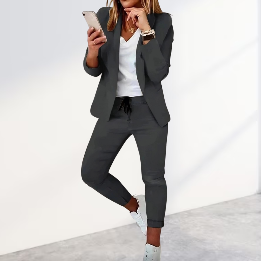 Comfortable women's oversized blazer & jogging trousers co-ord set. Versatile for stylish casual wear.