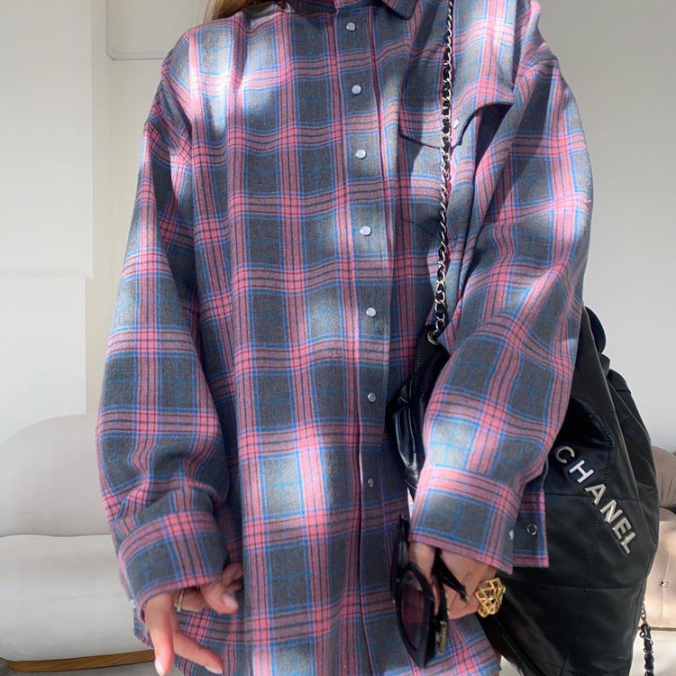 Oversized women's blouse with classic plaid pattern, comfortable & trendy for fall.