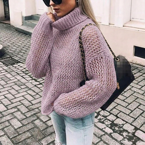 Stylish women's chunky knit turtleneck sweater in an oversized fit, offering cozy warmth for winter outfits.