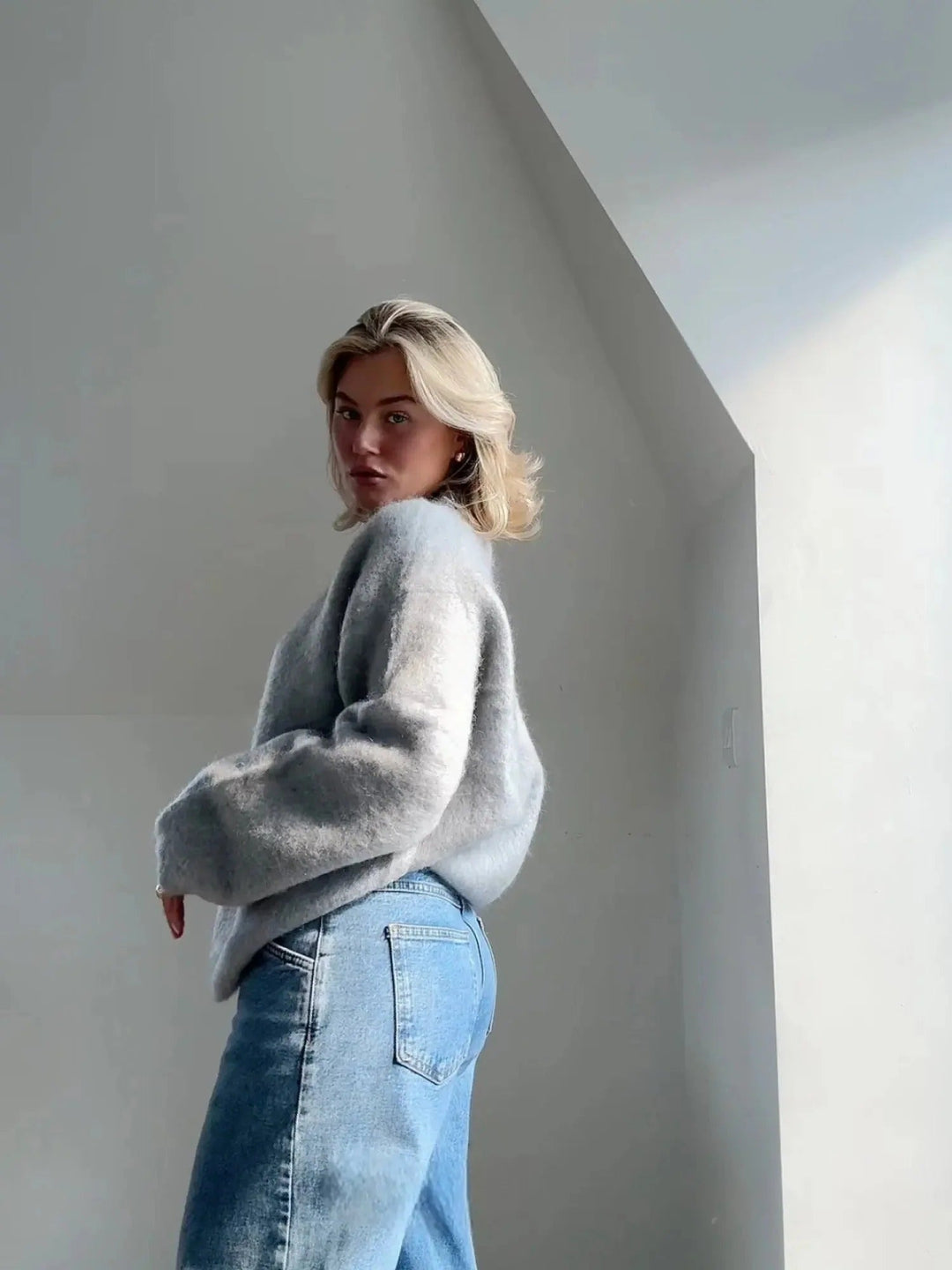 Cozy women's oversized crew neck sweater with relaxed fit. Ideal for comfortable layering & warmth.