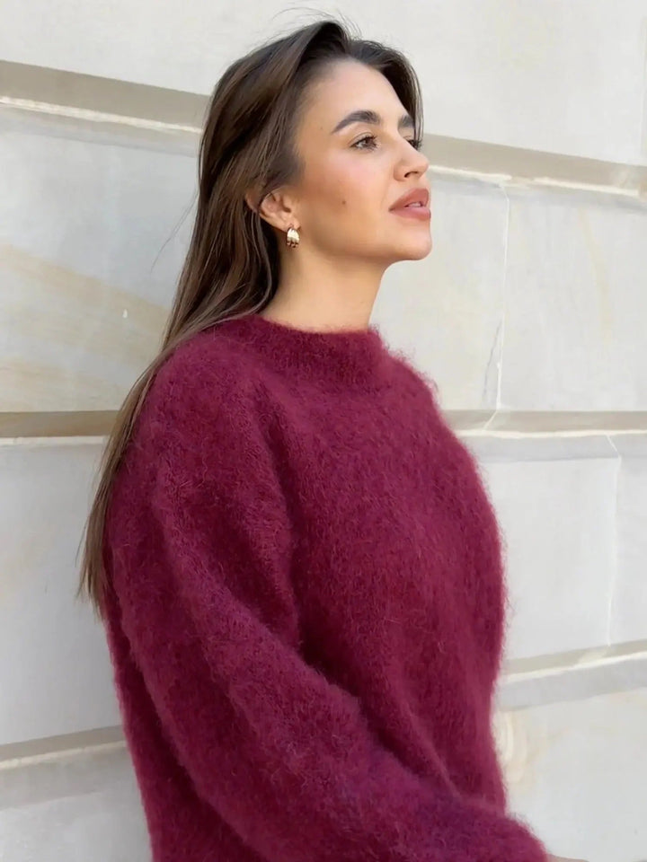 Stylish women's oversized crew neck sweater. A versatile piece for cozy winter fashion & autumn comfort.