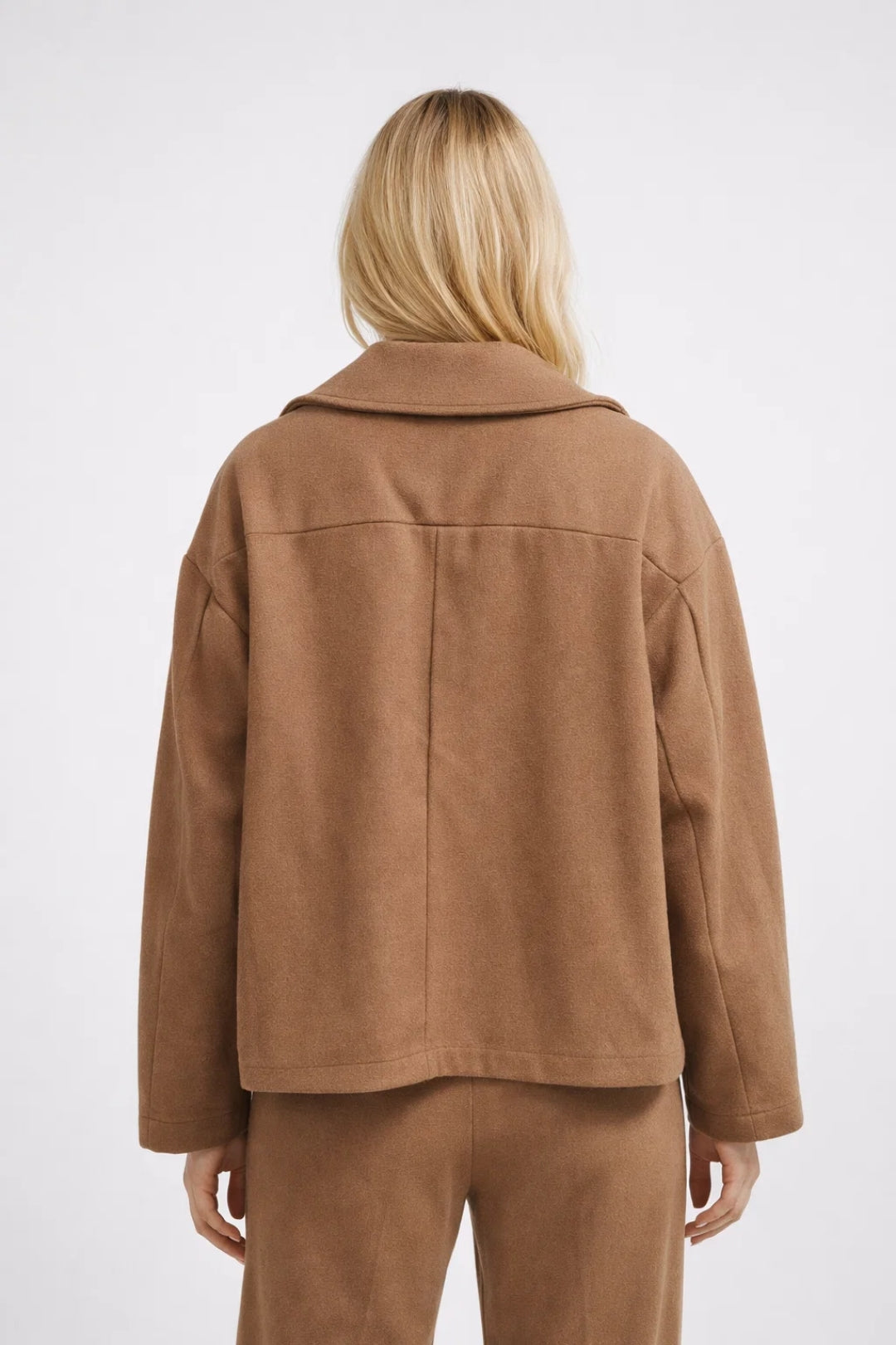 Versatile women's short oversized coat, double-breasted, ideal for smart casual wear and fall/spring style.