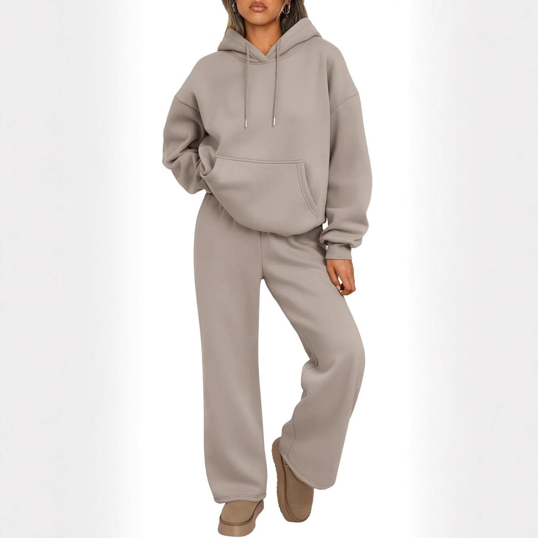 Stylish athleisure set with a relaxed fit, perfect for casual wear and streetwear.