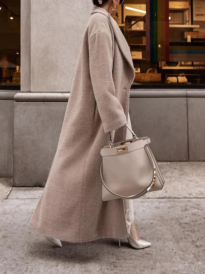 Chic women's oversized lapel coat. A stylish long coat, ideal for elegant winter outerwear and fall fashion.