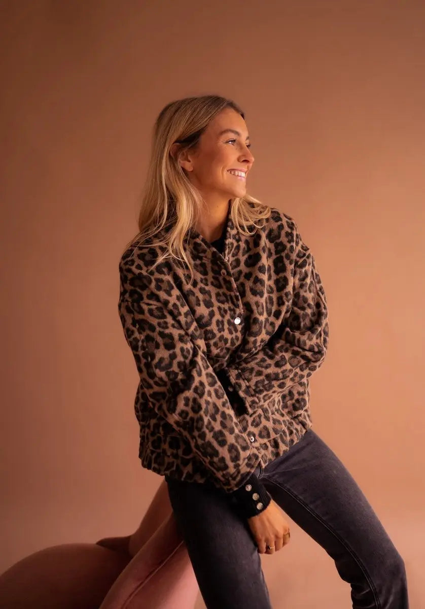 Comfortable women's oversized quilted leopard print jacket, a trendy animal print outerwear piece with press-studs.