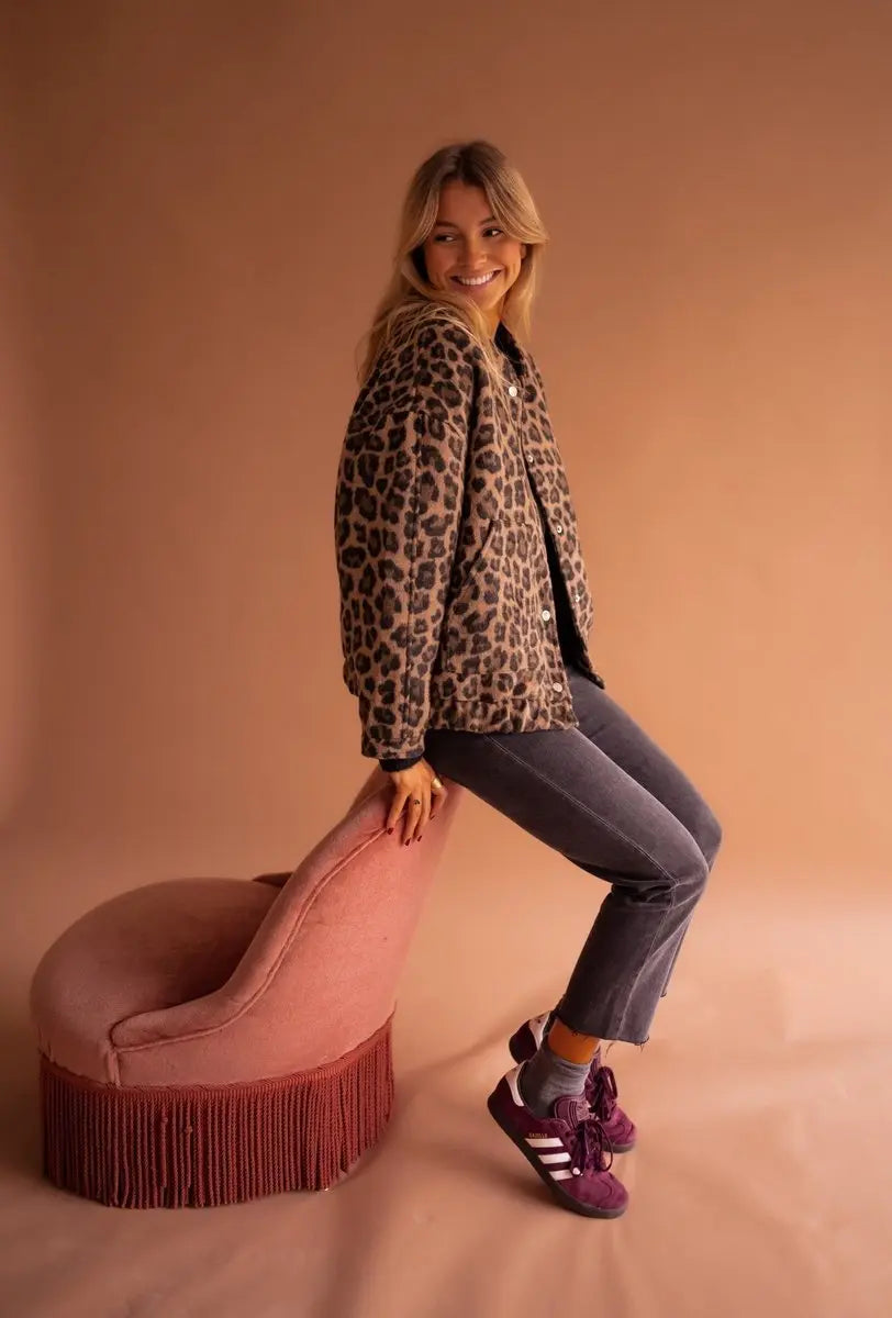 Versatile women's oversized leopard print quilted jacket with press-studs, perfect for casual or chic styling.