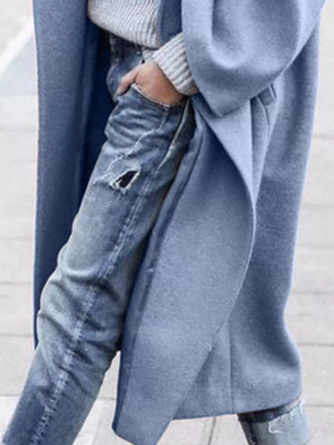 Stylish women's oversized long winter coat, a comfortable and elegant outerwear piece.