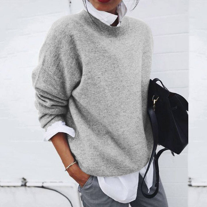 Comfortable women's oversized mock neck long sleeve jumper for relaxed casual wear. Ideal for fall.