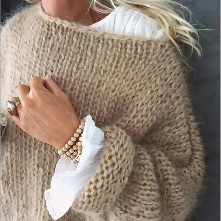 Comfortable women's oversized knit pullover. Stylish long-sleeve sweater, relaxed fit for versatile winter fashion.