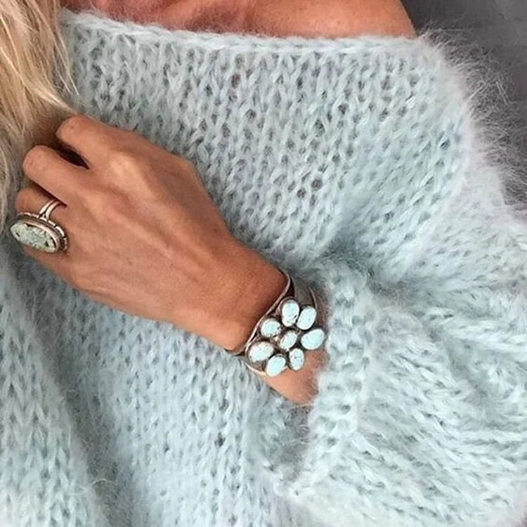 Soft women's oversized knit pullover, a chic and relaxed fit sweater. Ideal for elegant winter fashion & warmth.