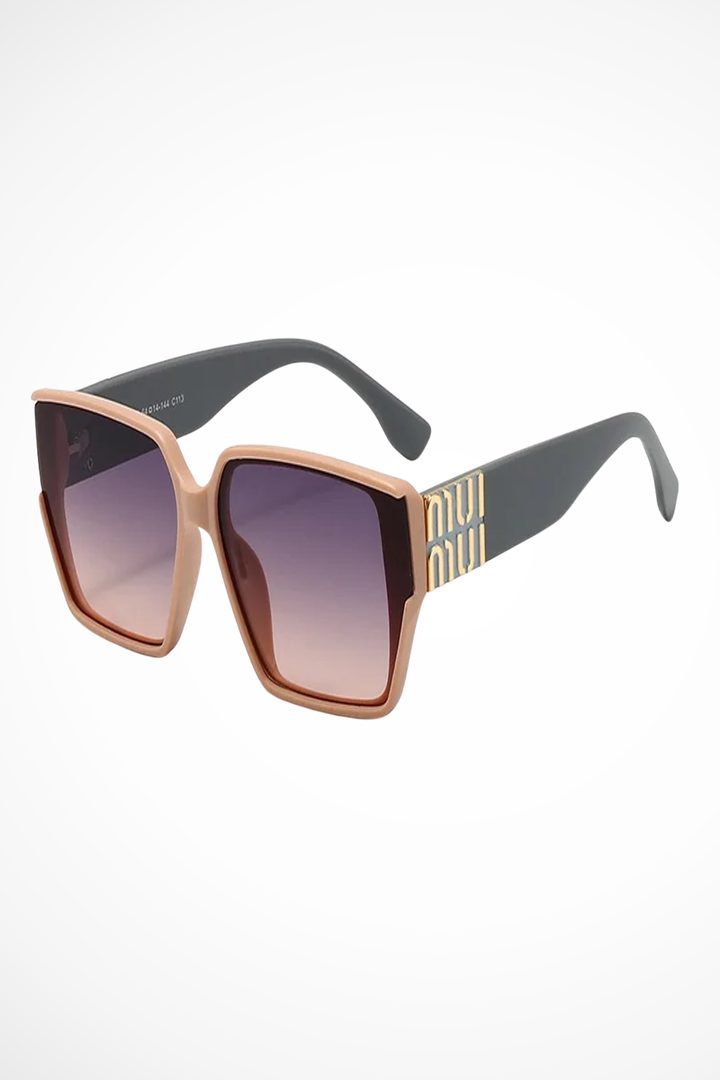 Chic women's oversized square sunglasses, gold details. A stylish and modern eyewear accessory.